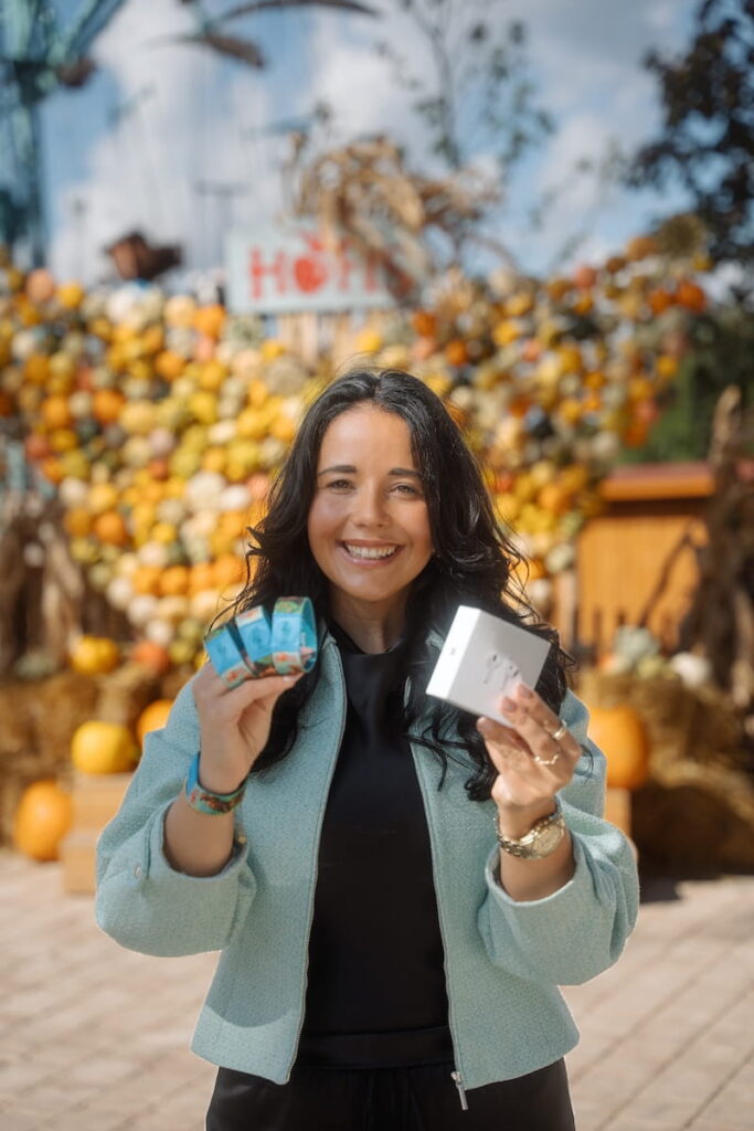 Nina mit den Gewinnen in der Hand für den Kürbis Schnitzwettbewerb vom Spargelhof Lohner